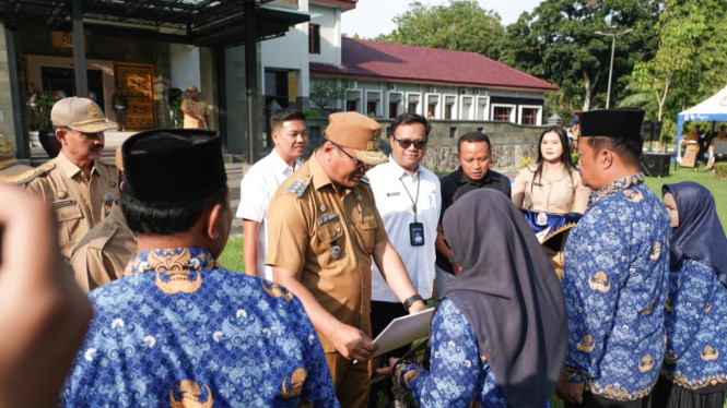 Bupati Deli Serdang, dr H Asri Ludin Tambunan, saat memimpin Apel Gabungan di Lapangan Kantor Bupati Deli Serdang.