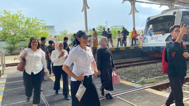 Aktivitas penumpang KA Bandara di Stasiun Medan.