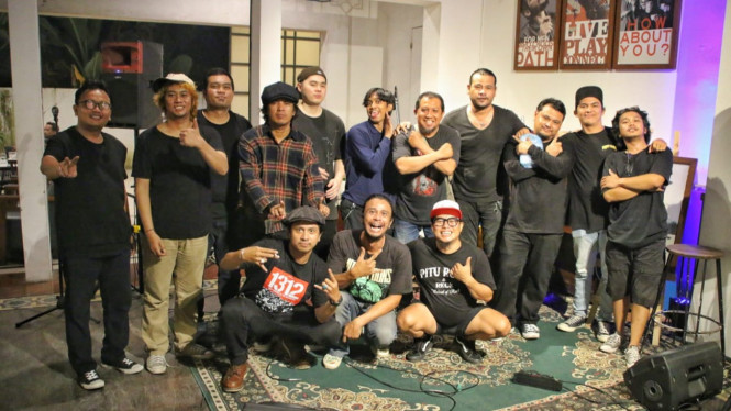 Grup Band WITA dan Filsafatian saat In Release02.
