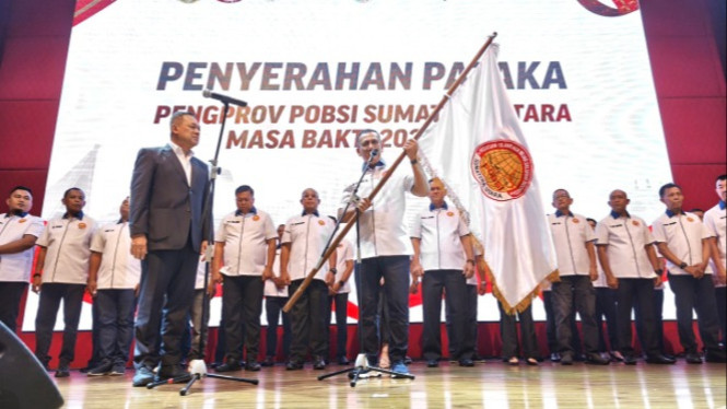 Ketua Umum Pengprov POBSI Sumut, HM Hidayat Batubara mengibarkan pataka saat pelantikan pengurus POBSI Sumut periode 2026-2030.