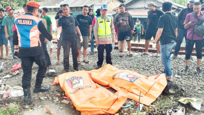 Dua jasad korban kecelakaan maut sepeda motor kontra kereta api di Kabupaten Sergai.