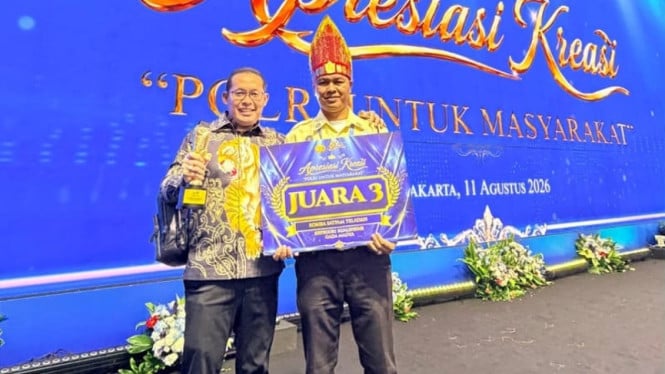Satpam PT Macan Sejahtera Cahaya, Edward Syandi raih penghargaan dari Kapolri juara tiga Lomba Satpam Teladan.