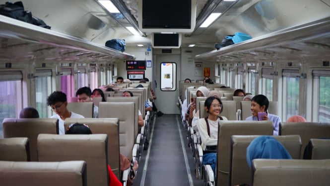 Aktivitas penumpang KAI Bandara Medan.