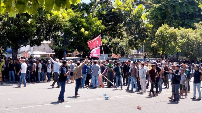 Peringatan Hari Damai Aceh di  Banda Aceh, diwarnai kericuhan.