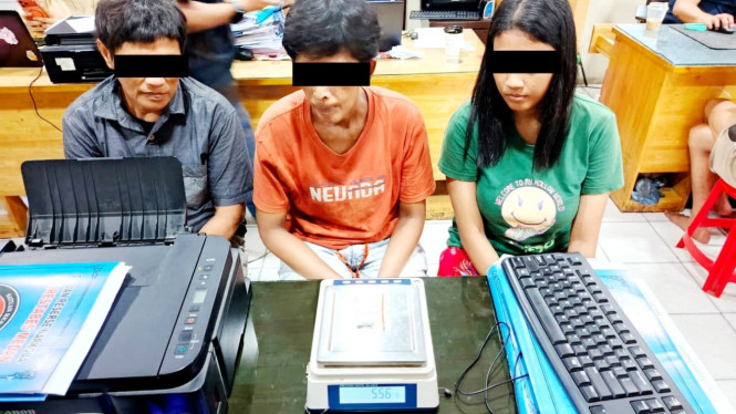 Tiga wanita saat diamankan Polrestabes Medan.