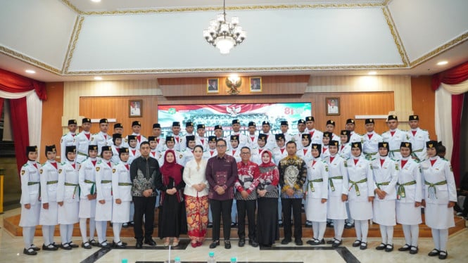 Wali Kota Medan, Rico Waas foto bersama dengan Paskibraka Kota Medan Tahun 2026.