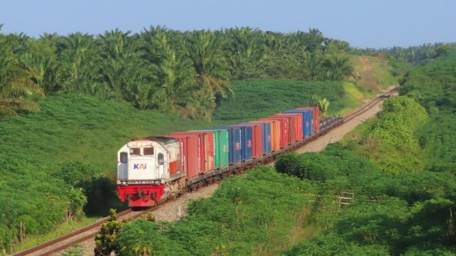 Kereta Api Peti Kemas.