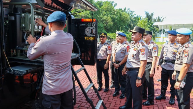 Kapolda Sumut, Irjen Pol Whisnu Hermawan Februanto, mengecek kesiapan personil, peralatan hingga kendaraan.