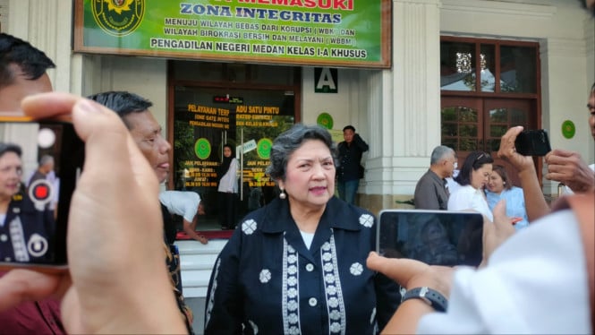 Salah satu pendiri YPDA, Reny Pardede saat memberikan keterangan kepada wartawan di PN Medan.