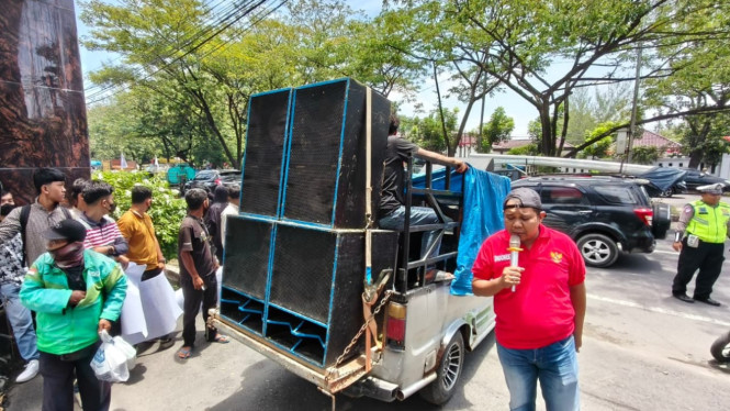 Puluhan Massa DPP RAJA Unjuk Rasa di Kejati Sumut.