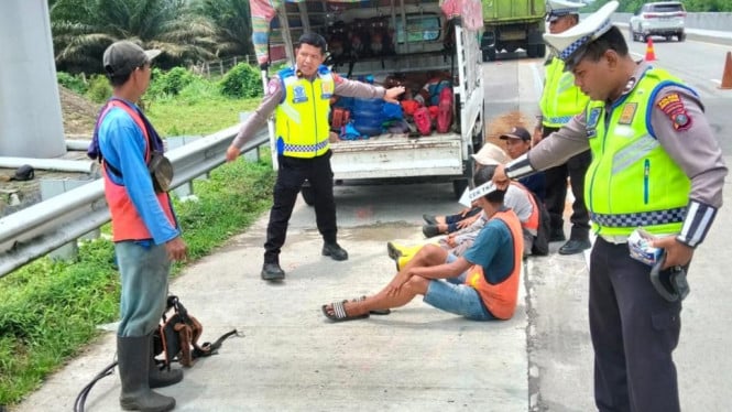 Kronologi Kecelakaan Maut di Tol Medan-Tebing Tinggi, Truk Hino Tabrak 2 Pekerja Pemotong Rumput Hingga Tewas