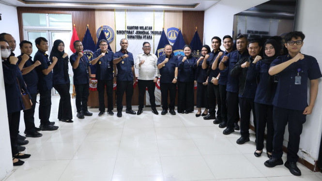 Kepala Kanwil Ditjenim Sumut, Parlindungan (tengah) saat foto bersama.