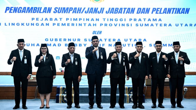 Gubernur Sumut, Bobby Nasution bersama Para Pejabat Pimpinan Tinggi Pratama, Usai Pelaksanaan Pelantikan di Kantor Gubernur Sumut.