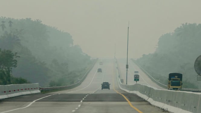 Kondisi Kabut Asap Selimuti Ruas Tol di Sumut.
