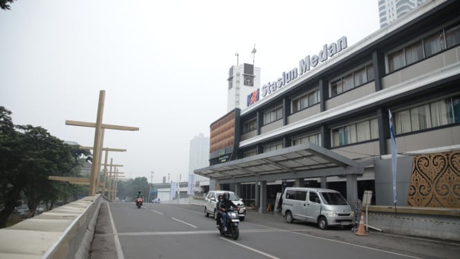 Stasiun Medan Dalam Kondisi Berkabut.