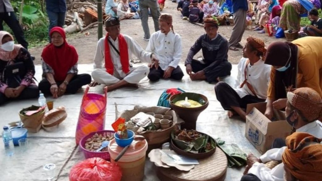 Foto Tradisi Nyuguh Yang Penuh Makna Di Kampung Adat Kuta Ciamis