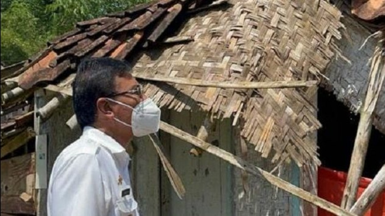 Bupati Ciamis mengunjungi rumah warga untuk beri bantuan rutilahu.