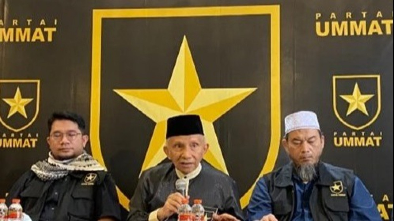 Amien Rais Ketua Majelis Syuro Partai Ummat (tengah).