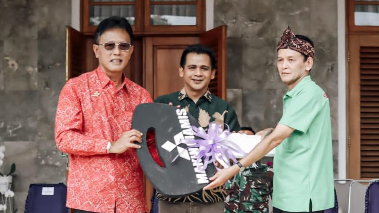 Bupati Ciamis menyerahkan bantuan 1 mobil kepada MAKIN.