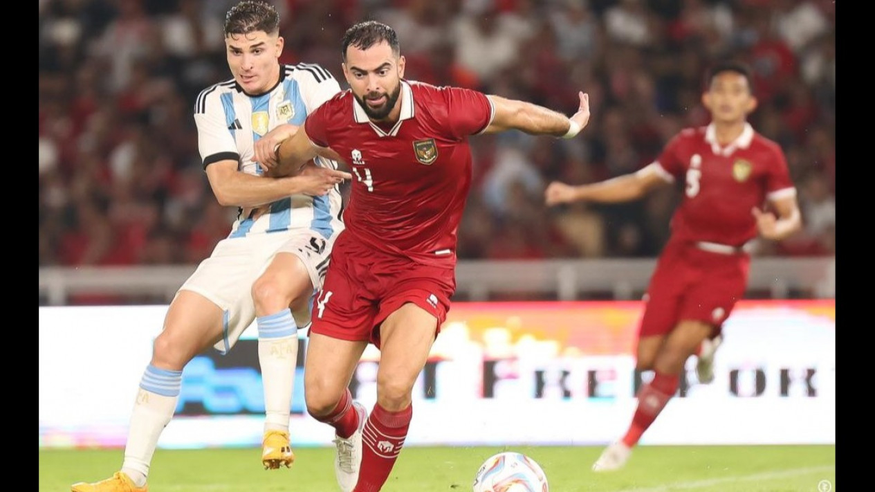 Jordi Amat pemain Timnas Indonesia dikawal pemain Argentina.