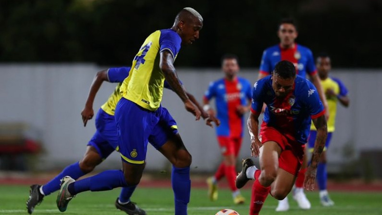 Anderson Talisca menggiring bola lewati pemain Alverca.