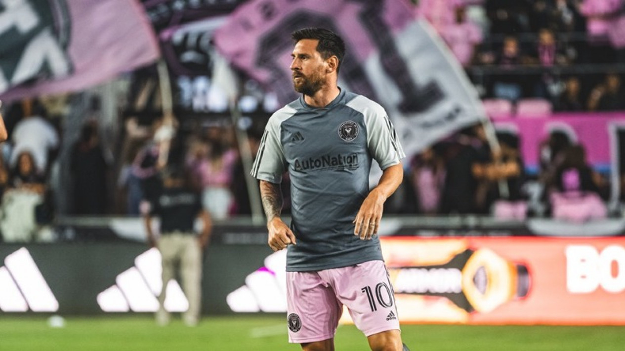 Lionel Messi melakukan sesi pemanasan saat Inter Miami vs Orlando.
