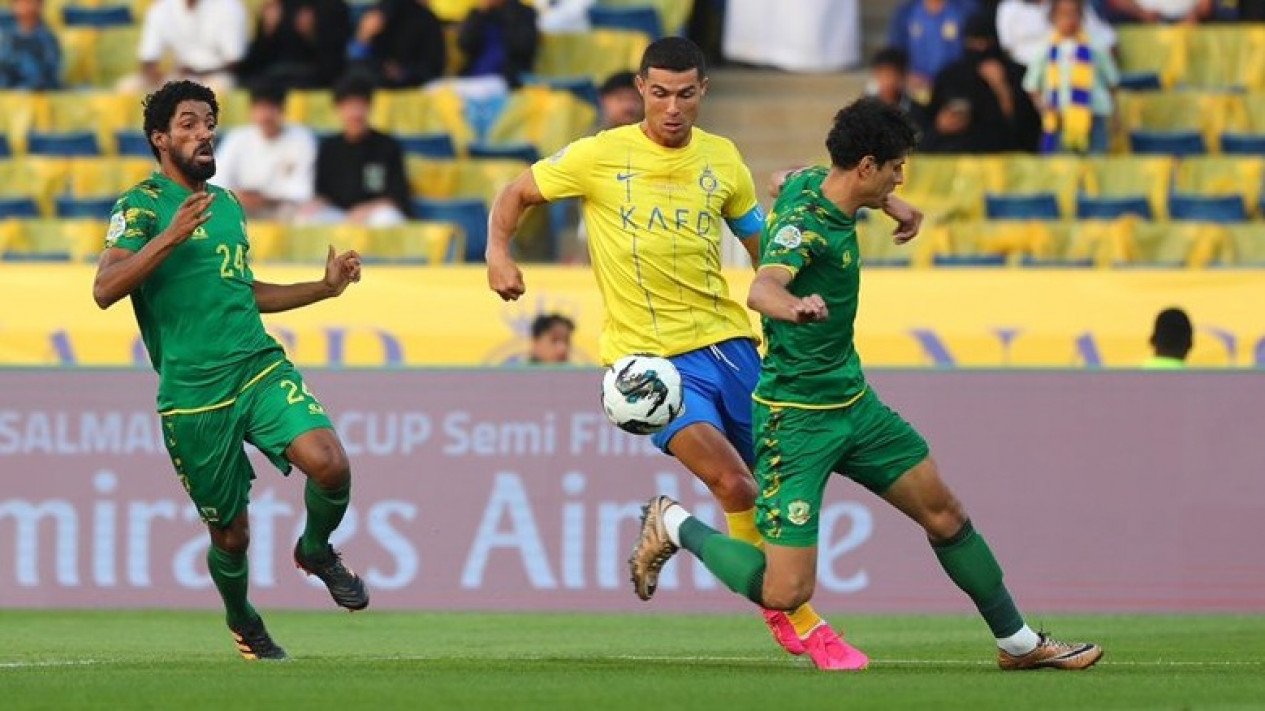 Duel Cristiano Ronaldo saat pertandingan Al Nassr vs Al Shorta.