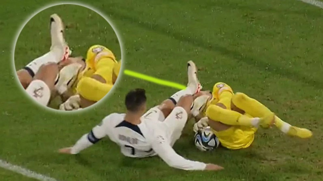 Cristiano Ronaldo tak sengaja tendang kaki kepala kiper Slovakia.