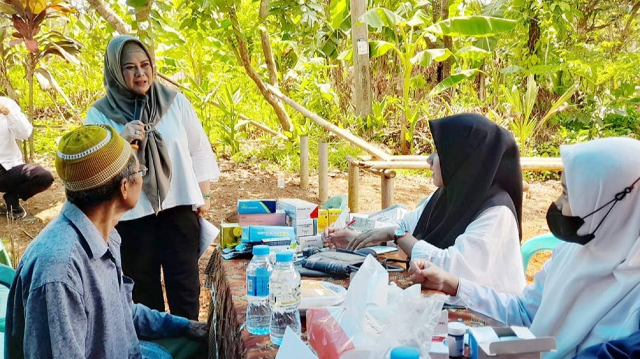 Ketua Kesira Jabar, Tina Wiryawati pantau proses pengobatan gratis.