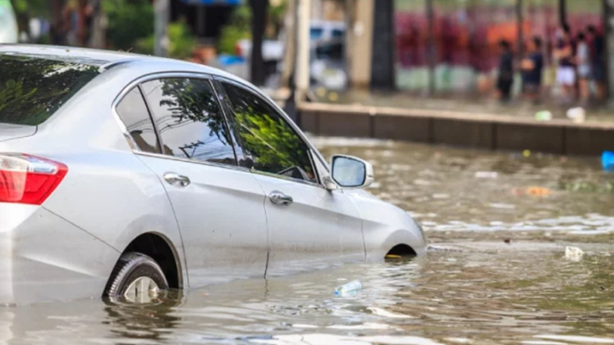 Ilustrasi mobil terendam banjir.