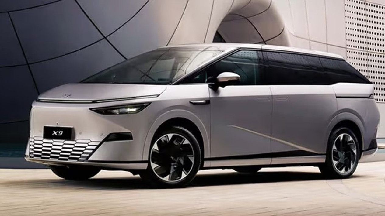 Xpeng X9 hadir sebagai MPV listrik futuristik.