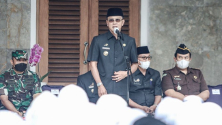 Pengarahan Bupati Ciamis Herdiat Sunarya kepada peserta pelantikan. Pengarahan Bupati Ciamis Herdiat Sunarya kepada peserta pelantikan.