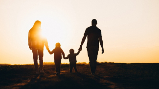 Orang Tua dan Anak-Anak di Pantai Orang Tua dan Anak-Anak di Pantai