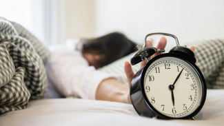 Ilustrasi orang enggan bangun tidur Ilustrasi orang enggan bangun tidur