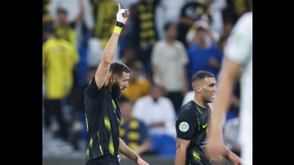 Gaya selebrasi Karim Benzema usai catatkan gol untuk Al Ittihad. Gaya selebrasi Karim Benzema usai catatkan gol untuk Al Ittihad.