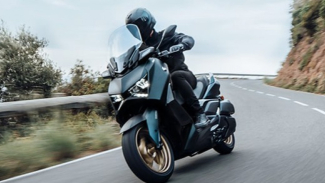 Ilustrasi pengendara Yamaha XMAX 250 Connected. Ilustrasi pengendara Yamaha XMAX 250 Connected.