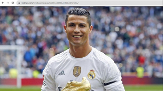 Cristiano Ronaldo raih penghargaan sepatu emas saat di Real Madrid. Cristiano Ronaldo raih penghargaan sepatu emas saat di Real Madrid.