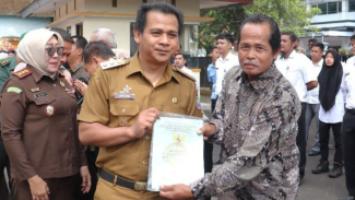 Wabup Ciamis serahkan sertifikat tanah program PTSl. Wabup Ciamis serahkan sertifikat tanah program PTSl.