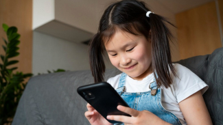 Ilustrasi Anak-anak Bermain Gadget Ilustrasi Anak-anak Bermain Gadget