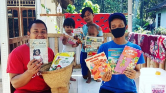 Heri Chandra Santoso ajak warga gemar membaca karya sastra. Heri Chandra Santoso ajak warga gemar membaca karya sastra.