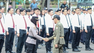 Bupati Ciamis salami komandan Apel Gelar Pasukan Ops Mantap Brata. Bupati Ciamis salami komandan Apel Gelar Pasukan Ops Mantap Brata.