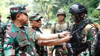 Letjen Agus Subiyanto mengecek seragam pasukan. Letjen Agus Subiyanto mengecek seragam pasukan.