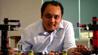 Hendro Yulius Putro, pendidik generasi muda lewat robotika. Hendro Yulius Putro, pendidik generasi muda lewat robotika.