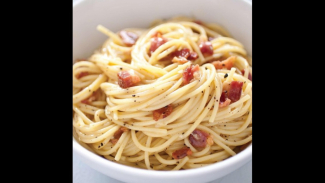 Ilustrasi Spaghetti Carbonara, makanan khas Italia.