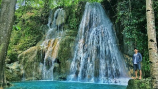 Pengunjung berfoto di samping Air Terjun Randusari. Pengunjung berfoto di samping Air Terjun Randusari.