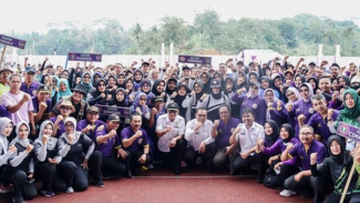 Bupati Ciamis berfoto bersama dengan peserta lomba. Bupati Ciamis berfoto bersama dengan peserta lomba.
