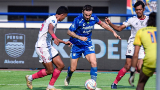 Marc Klok dihadang ketat pemain Arema FC. Marc Klok dihadang ketat pemain Arema FC.