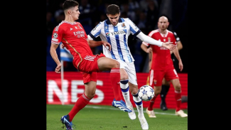 Pemain Real Sociedad dihadang pemain Benfica. Pemain Real Sociedad dihadang pemain Benfica.