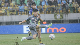 Wildan Ramdhan lesatkan tendangan dari luar gawang Barito Putera. Wildan Ramdhan lesatkan tendangan dari luar gawang Barito Putera.