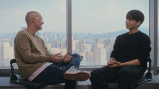 Jungkook bersama DJ Zane Lowe saat wawacara untuk Apple Music. Jungkook bersama DJ Zane Lowe saat wawacara untuk Apple Music.